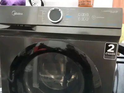 Lavadora secadora Midea 11kg en buen estado - miniatura 1