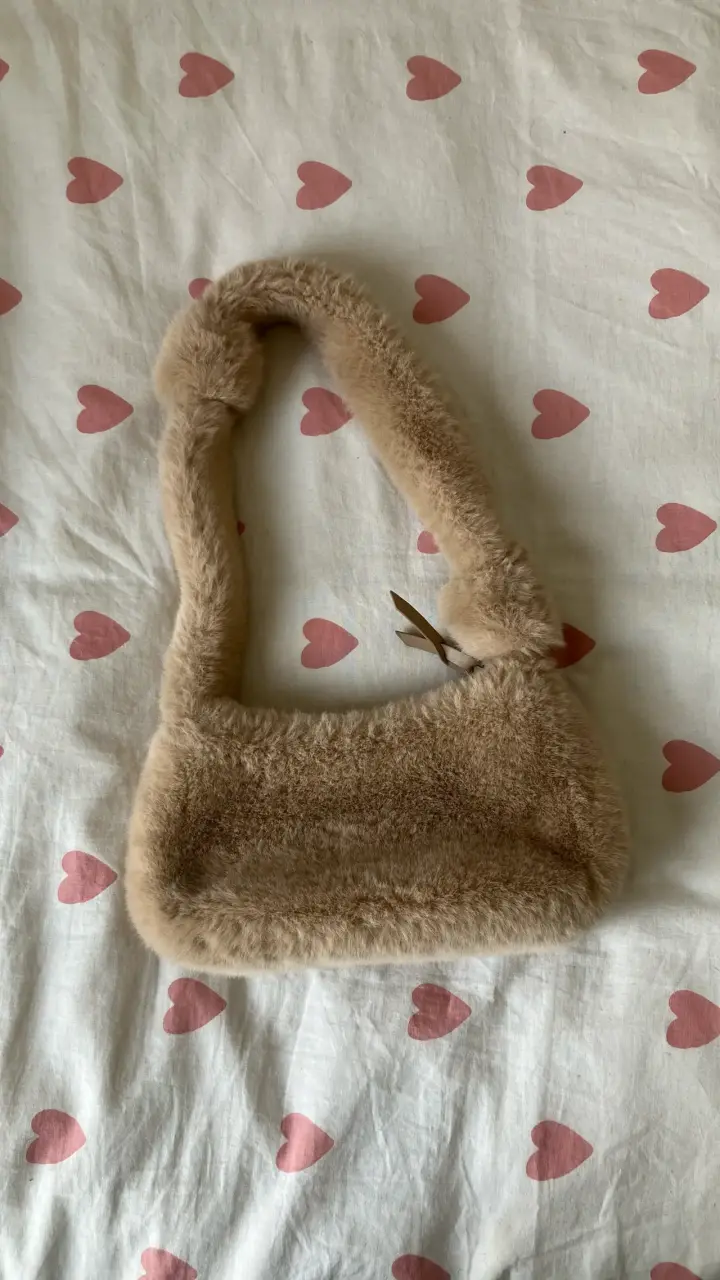 Bolso de hombro peludo beige elegante