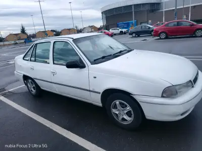 Auto sedán blanco en buen estado - miniatura 1