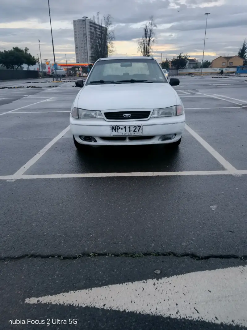 Auto sedán blanco en buen estado - 2