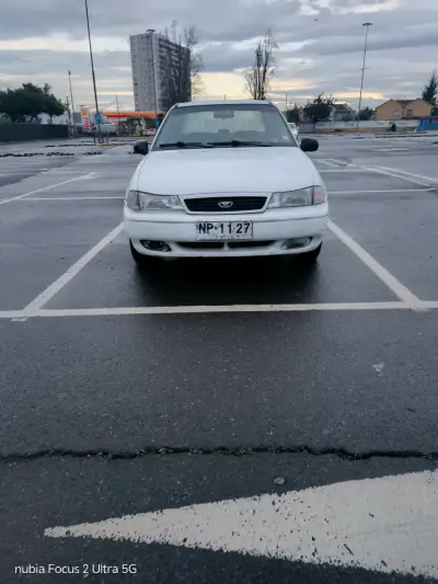 Auto sedán blanco en buen estado - miniatura 2