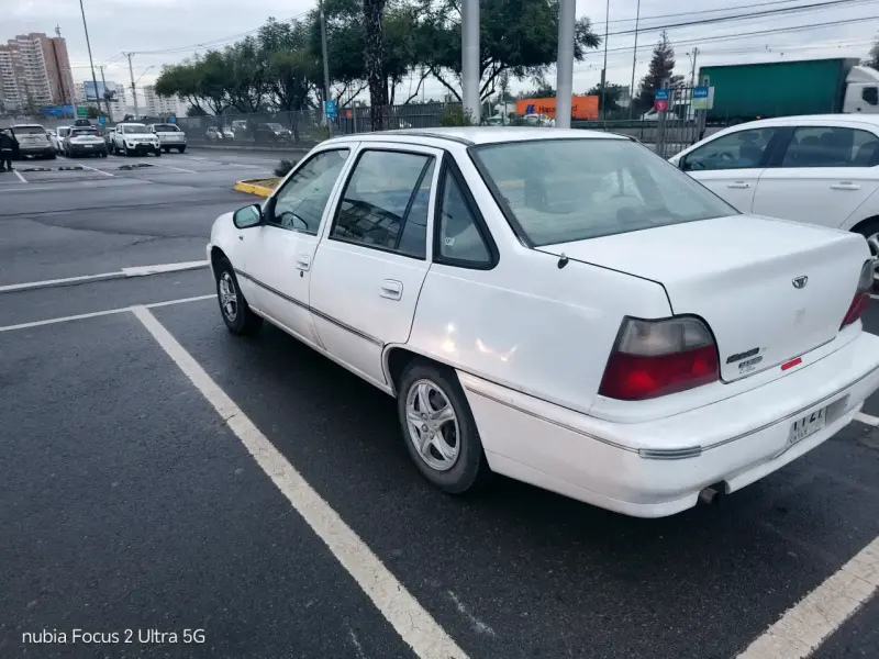 Auto sedán blanco en buen estado - 3