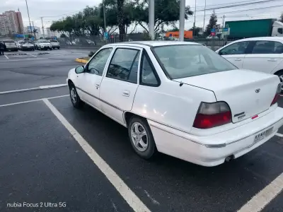 Auto sedán blanco en buen estado - miniatura 3