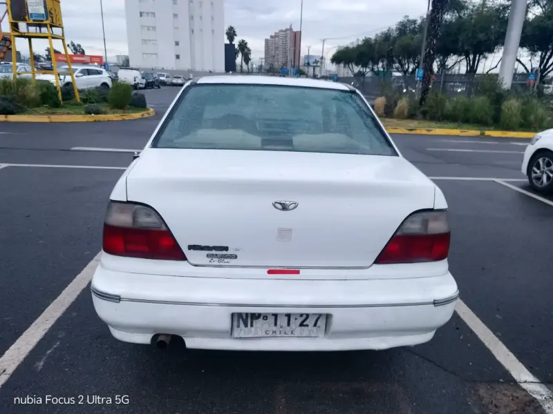 Auto sedán blanco en buen estado - 4