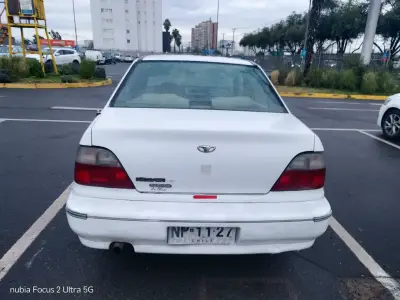 Auto sedán blanco en buen estado - miniatura 4