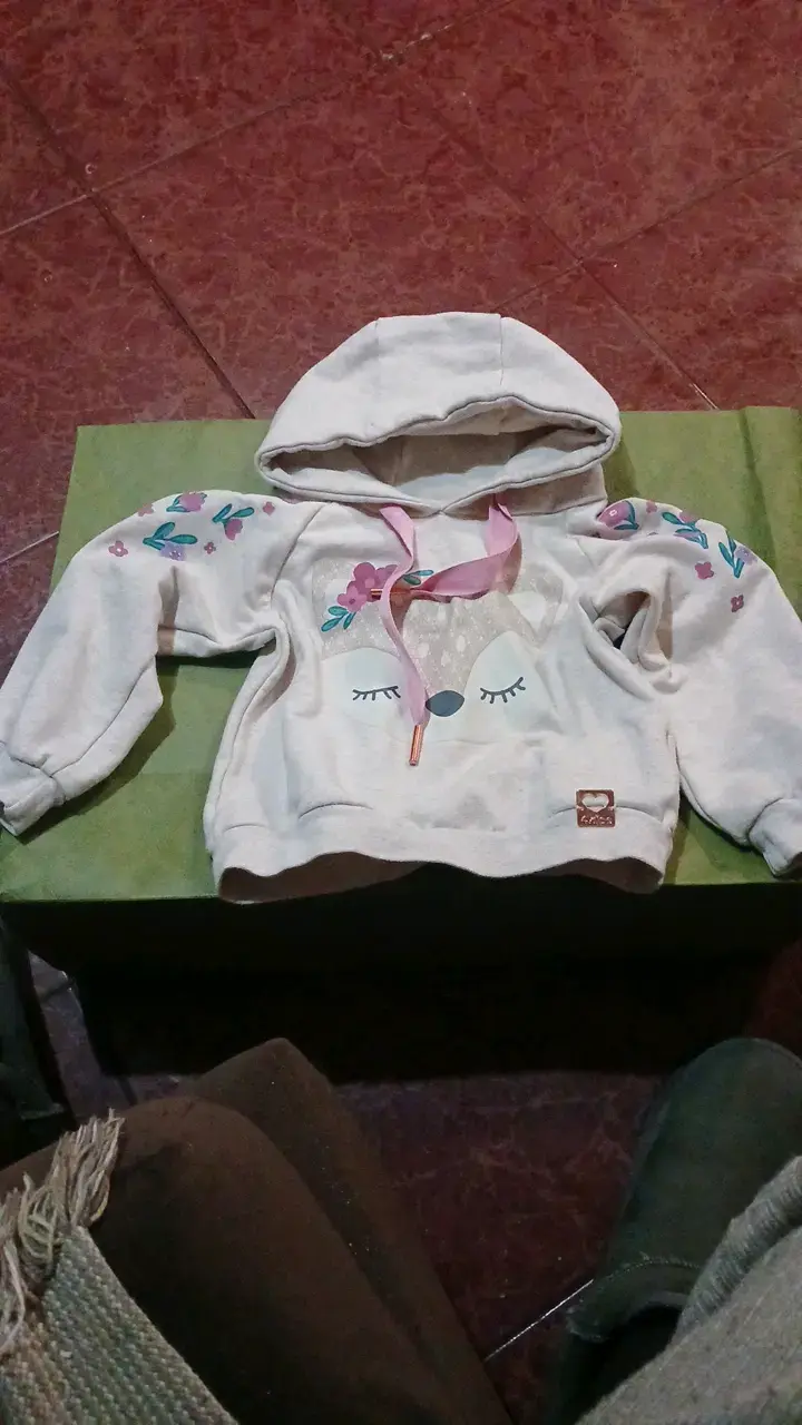 Polerón infantil con capucha y diseño de ciervo