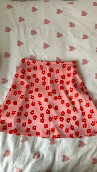 Falda corta rosa con flores rojas - miniatura 1