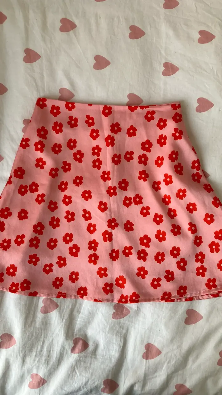 Falda corta rosa con flores rojas - 2