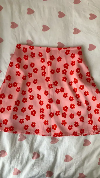 Falda corta rosa con flores rojas - miniatura 2