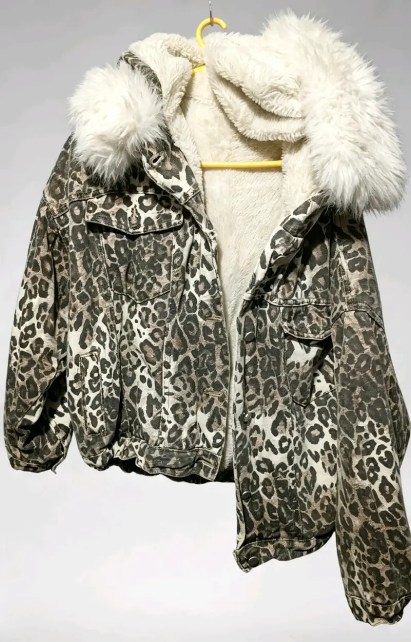 Chaqueta de invierno con capucha de piel sintética y estampado animal