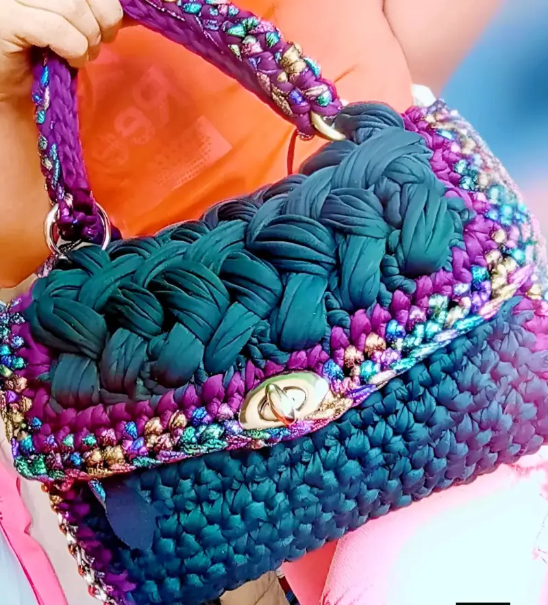 Bolso tejido a mano multicolor con cierre metálico