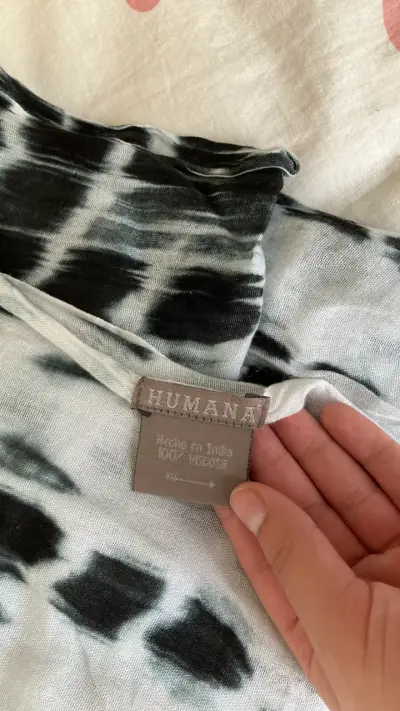 Bufanda de viscosa estampada en blanco y negro - miniatura 2