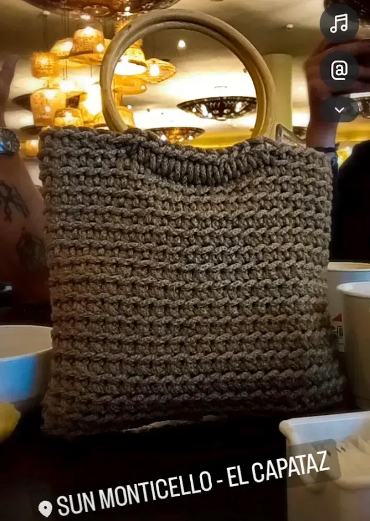 Bolso tejido a mano con asas de madera