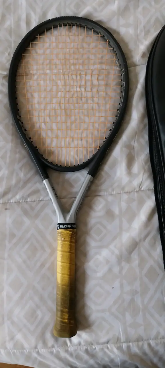 Raqueta de tenis profesional con grip amarillo - 1