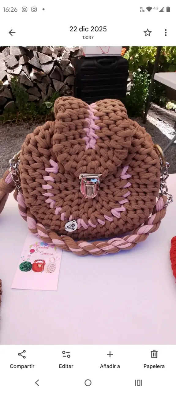 Bolso tejido a mano color marrón y rosa