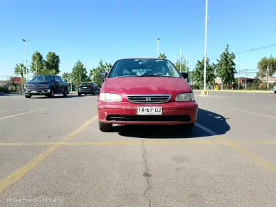 Auto Honda rojo en buen estado - miniatura 1
