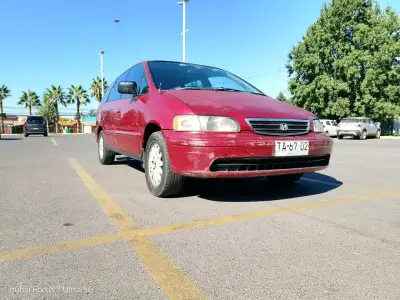 Auto Honda rojo en buen estado - miniatura 2