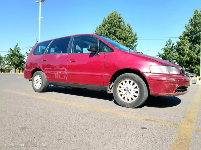 Auto Honda rojo en buen estado - 3