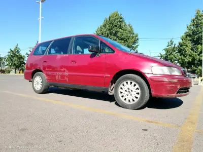 Auto Honda rojo en buen estado - miniatura 3