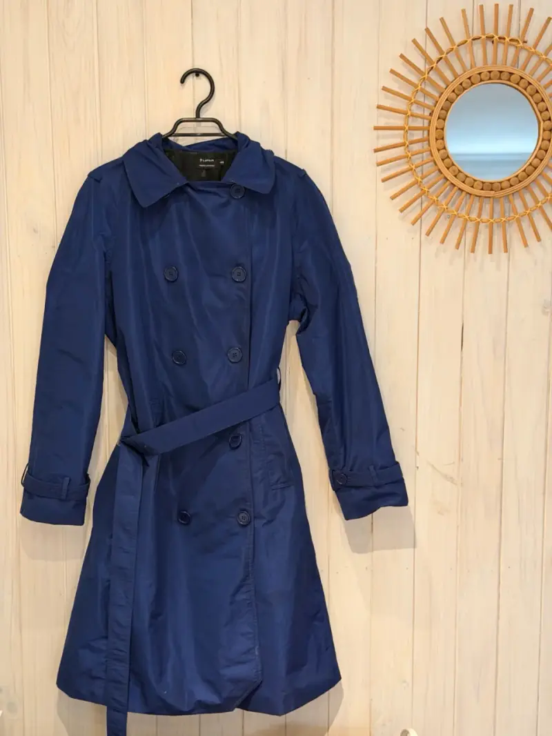 Abrigo trench azul marino para mujer latam - 3
