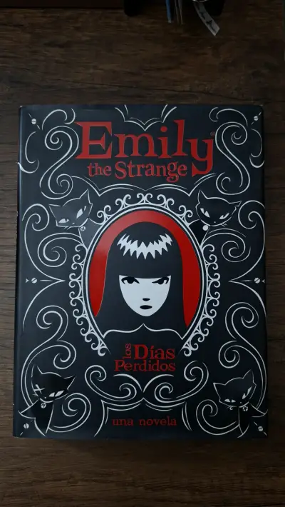 Libro 'Emily the Strange' en tapa dura - miniatura 1