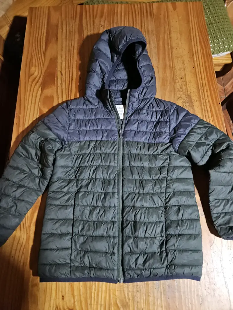 Chaqueta acolchada con capucha para niño