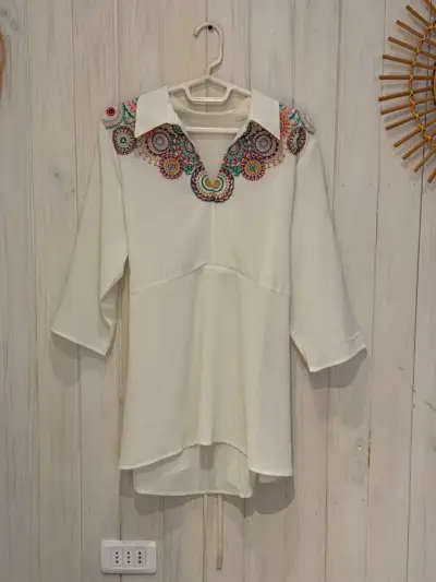 Blusa blanca con bordado colorido - miniatura 1