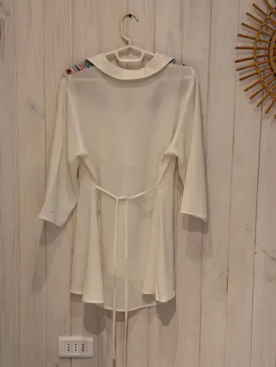 Blusa blanca con bordado colorido - miniatura 2