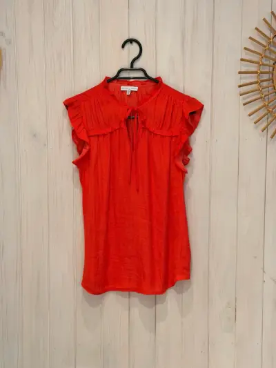 Blusa roja sin mangas con volantes - miniatura 1