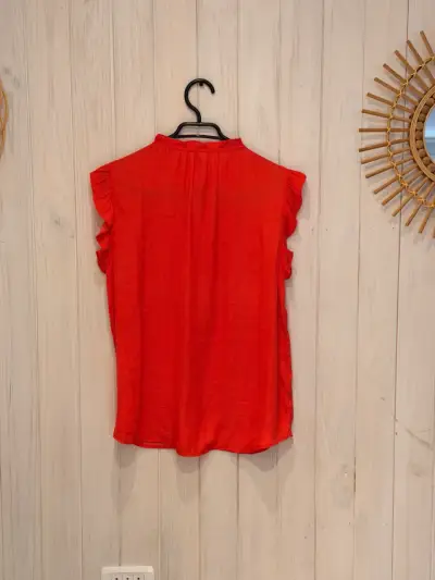 Blusa roja sin mangas con volantes - miniatura 2