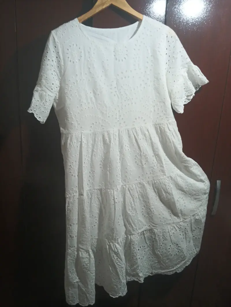 Vestido blanco de encaje para mujer - 1