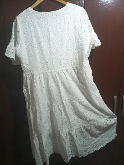 Vestido blanco de encaje para mujer - miniatura 2