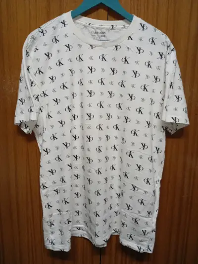 Polera Calvin Klein blanca con logo CK - miniatura 1