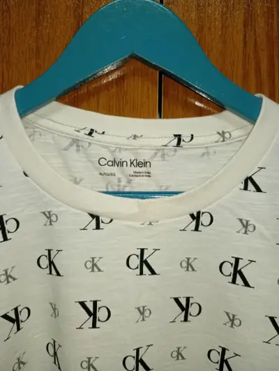 Polera Calvin Klein blanca con logo CK - miniatura 2