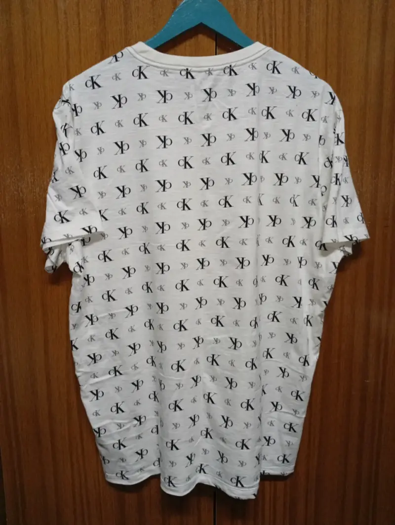 Polera Calvin Klein blanca con logo CK - 3