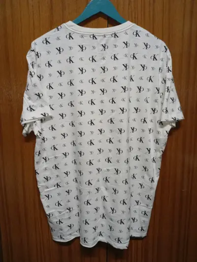 Polera Calvin Klein blanca con logo CK - miniatura 3