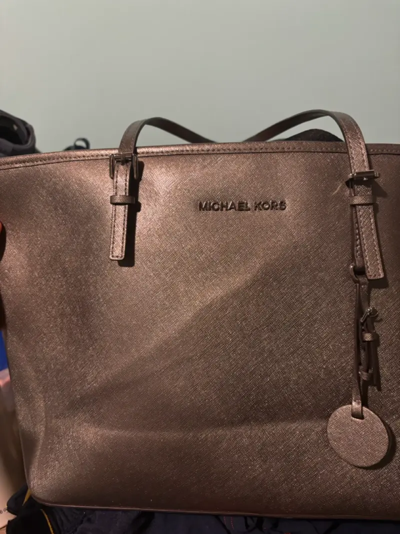 Bolso Michael Kors color bronce elegante - 1