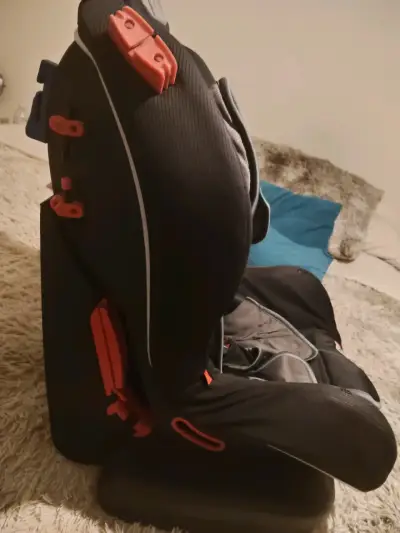 Silla de auto para bebé ajustable y segura - miniatura 1