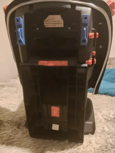 Silla de auto para bebé ajustable y segura - miniatura 4