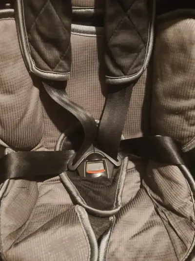 Silla de auto para bebé ajustable y segura - miniatura 5