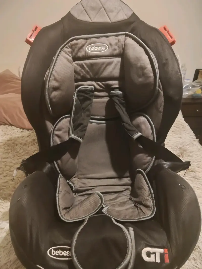 Silla de auto para bebé ajustable y segura - 6