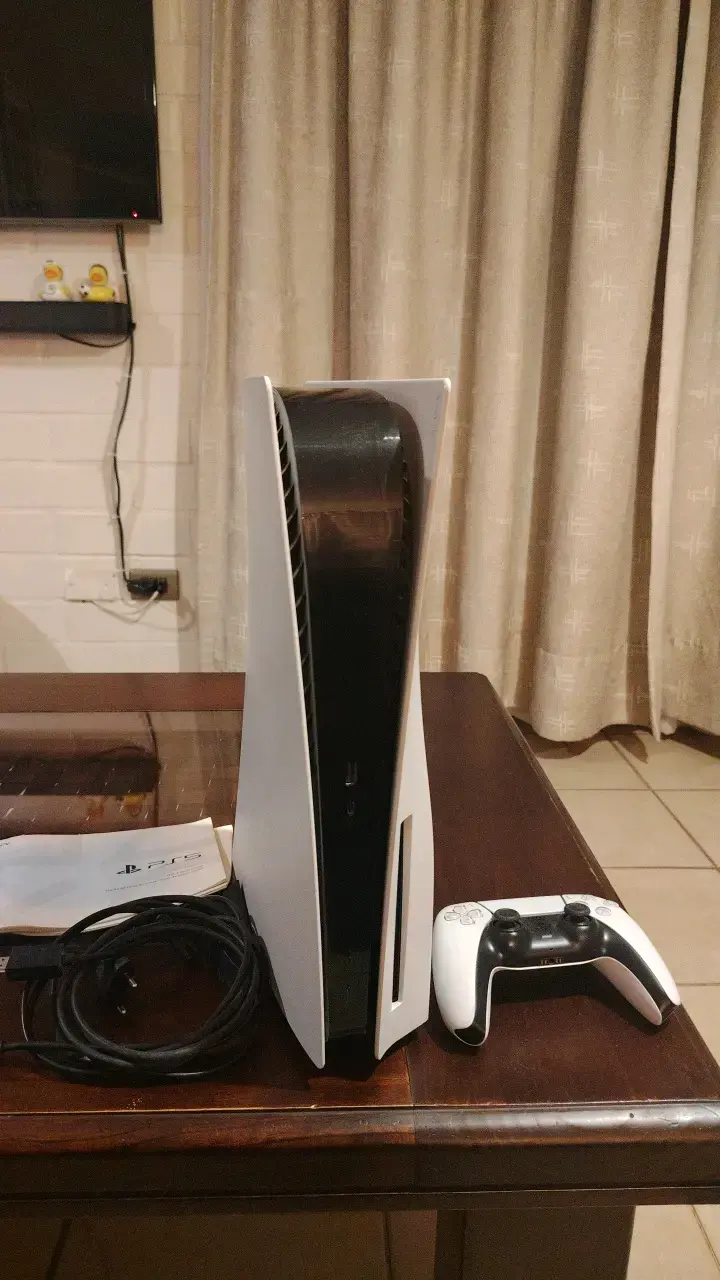 Consola PlayStation 5 con control y cables - 2