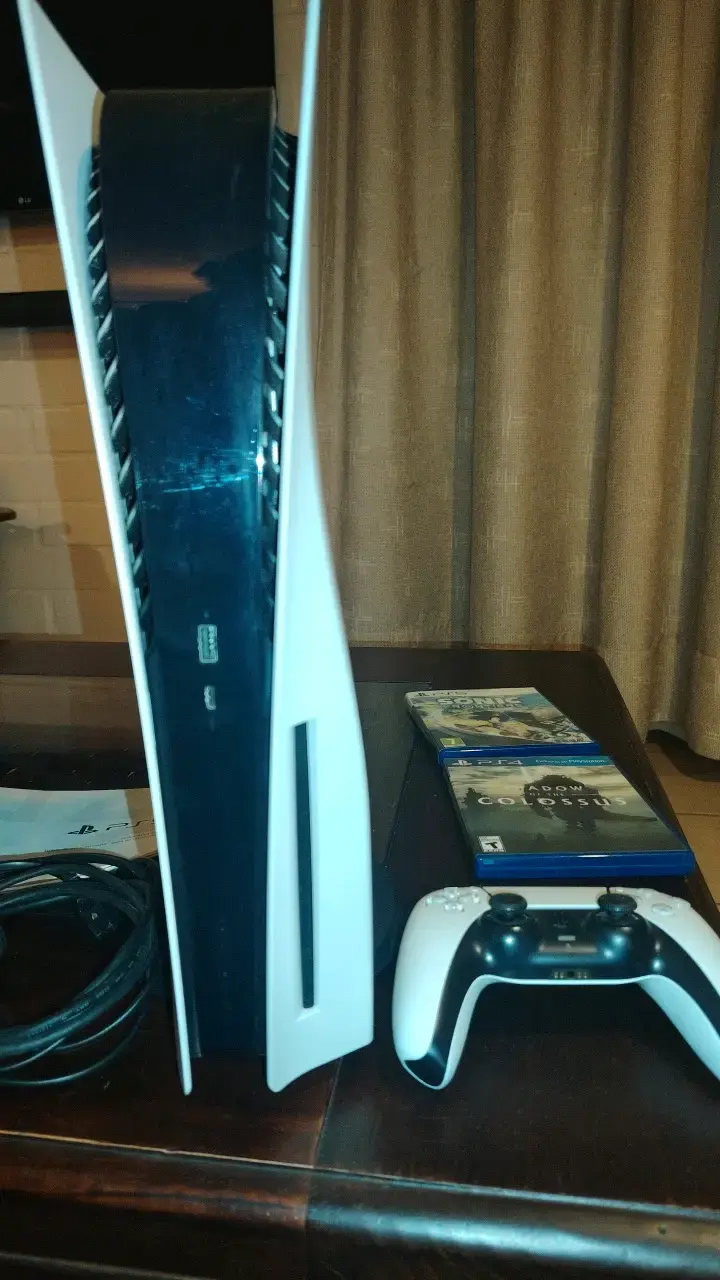 Consola PlayStation 5 con control y cables - 4