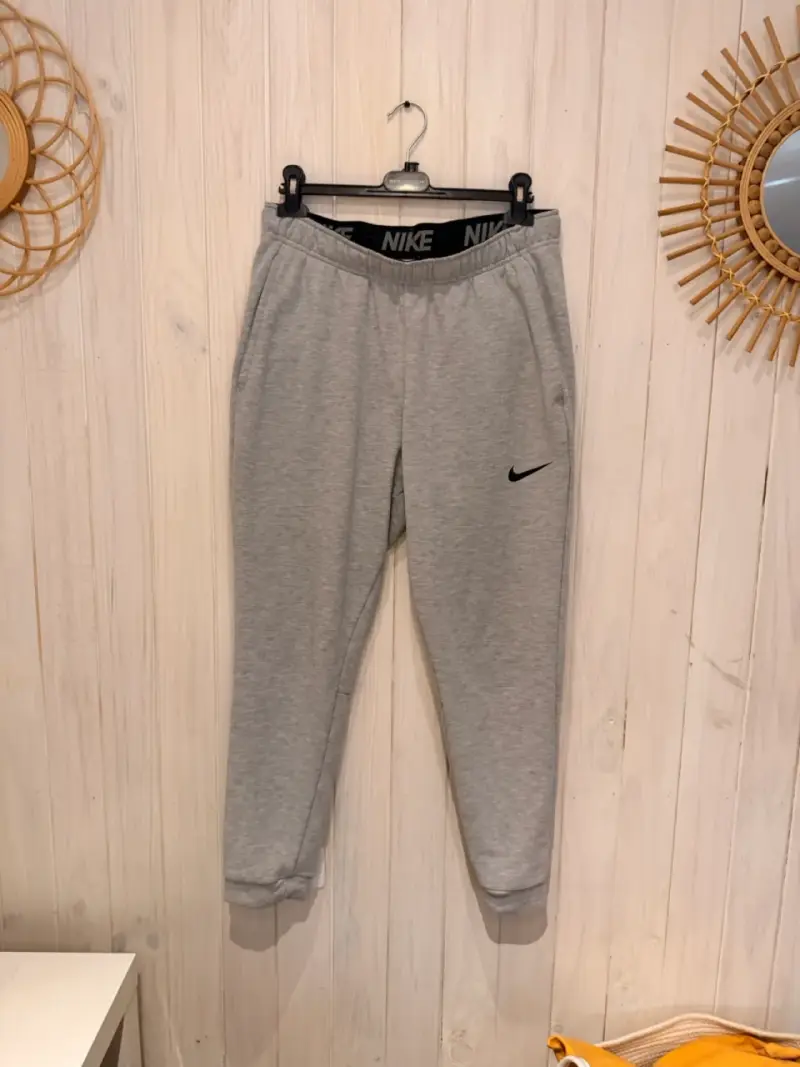 Pantalones deportivos Nike grises y negros - 1
