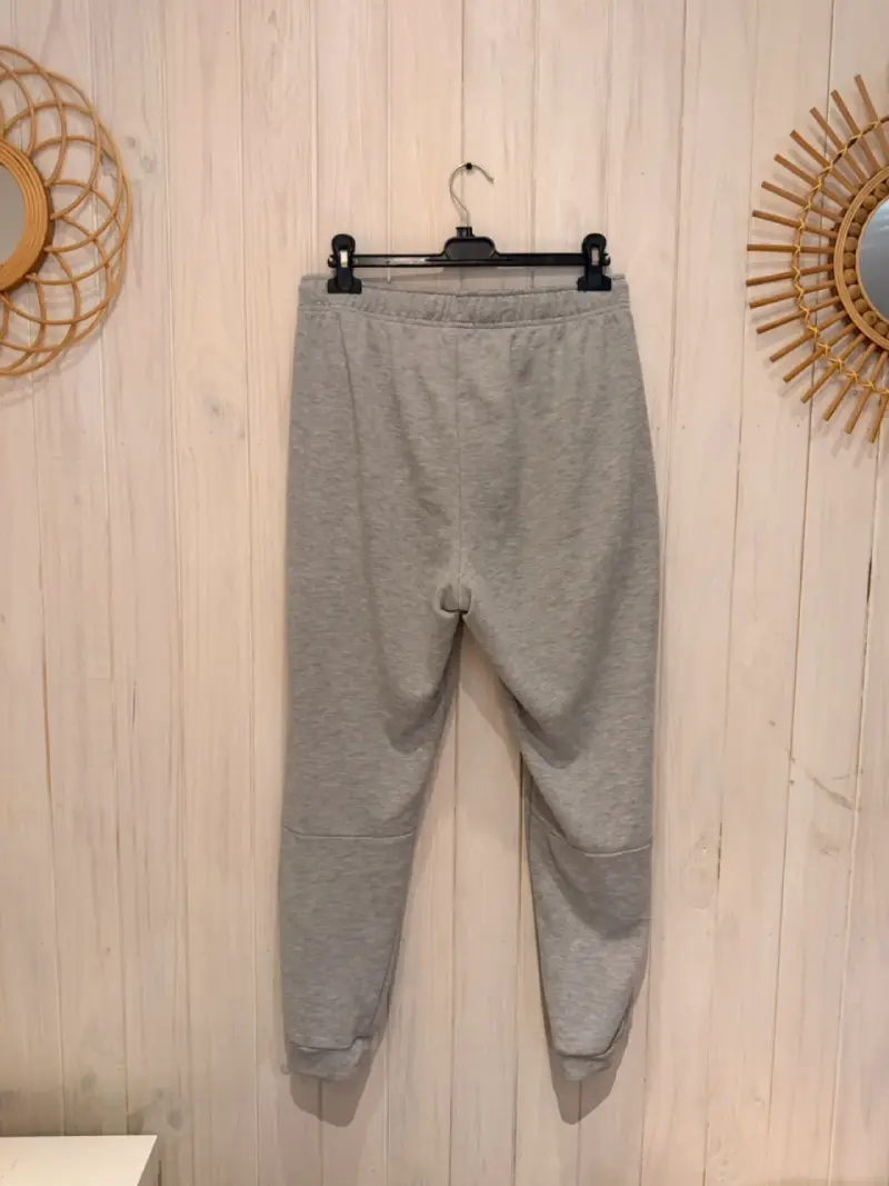 Pantalones deportivos Nike grises y negros - 2