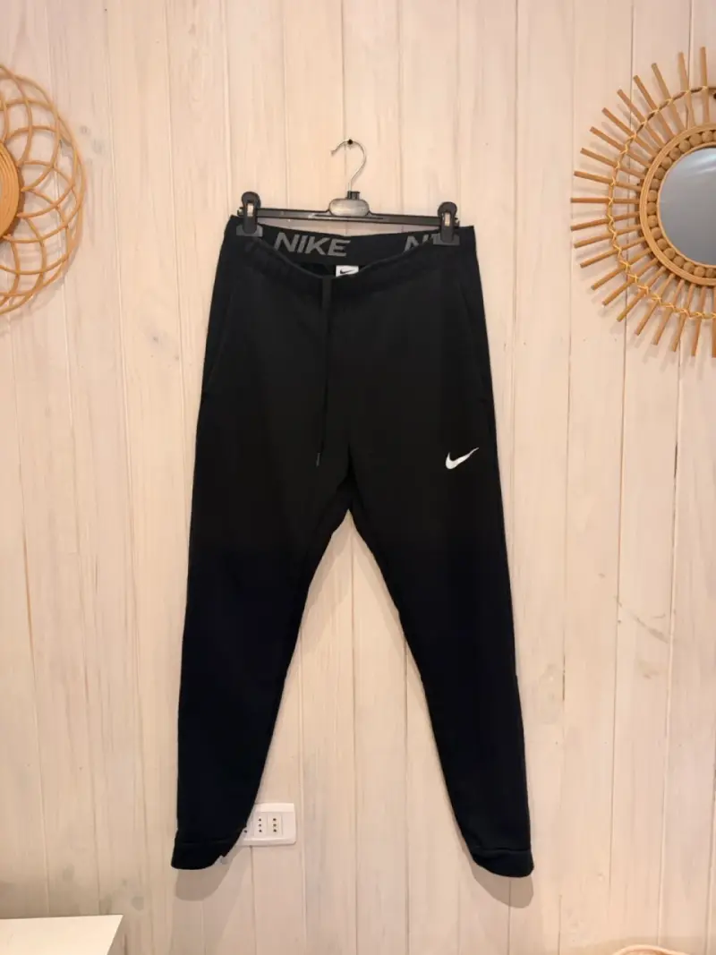 Pantalones deportivos Nike grises y negros - 3