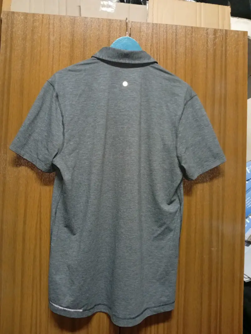Polera tipo polo gris Lululemon - 3