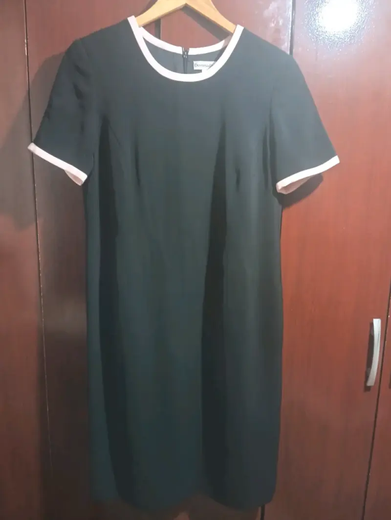 Vestido negro elegante con ribete blanco - 1
