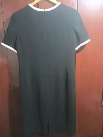 Vestido negro elegante con ribete blanco - miniatura 2