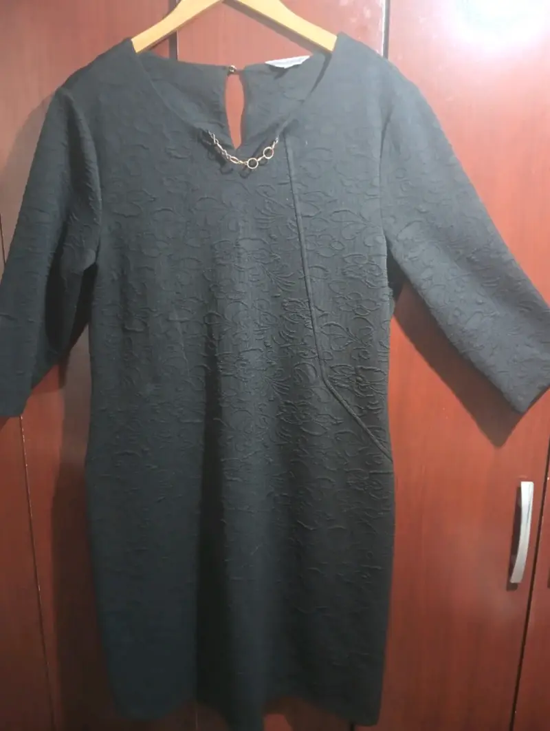 Vestido negro elegante con detalle de cadena - 1